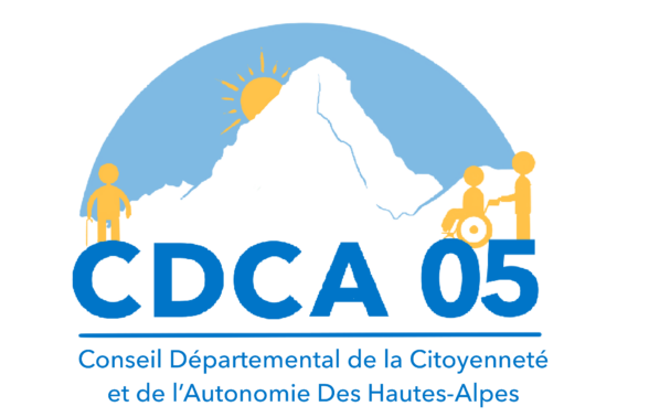 Le logo du CDCA 05 représente une montagne en blanc, un ciel bleu et le soleil. Au pied de la montagne, une personne avec une canne à gauche, et à droite une personne en fauteuil poussée par une personne debout.