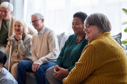 Groupe de personnes âgées regardant la télévision - Agrandir l'image, fenêtre modale