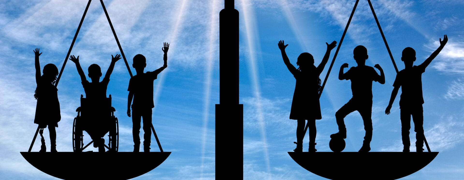 En noir, sur un fond de ciel bleu, les deux plateaux d'une balance sont équilibrés. Sur chacun d'eux, on voit 2 enfants, l'un d'eux à gauche est en fauteuil