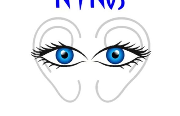 Logo de l'association NYNOS, représentant des yeux à l'intérieur d'oreilles, pour illustrer le nom de l'association : Nos yeux sont nos oreilles