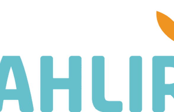 Logo de l'association : DAHLIR est écrit en majuscules bleues, et 4 pétales de fleur de couleurs différentes sont symbolisées après la lettre R