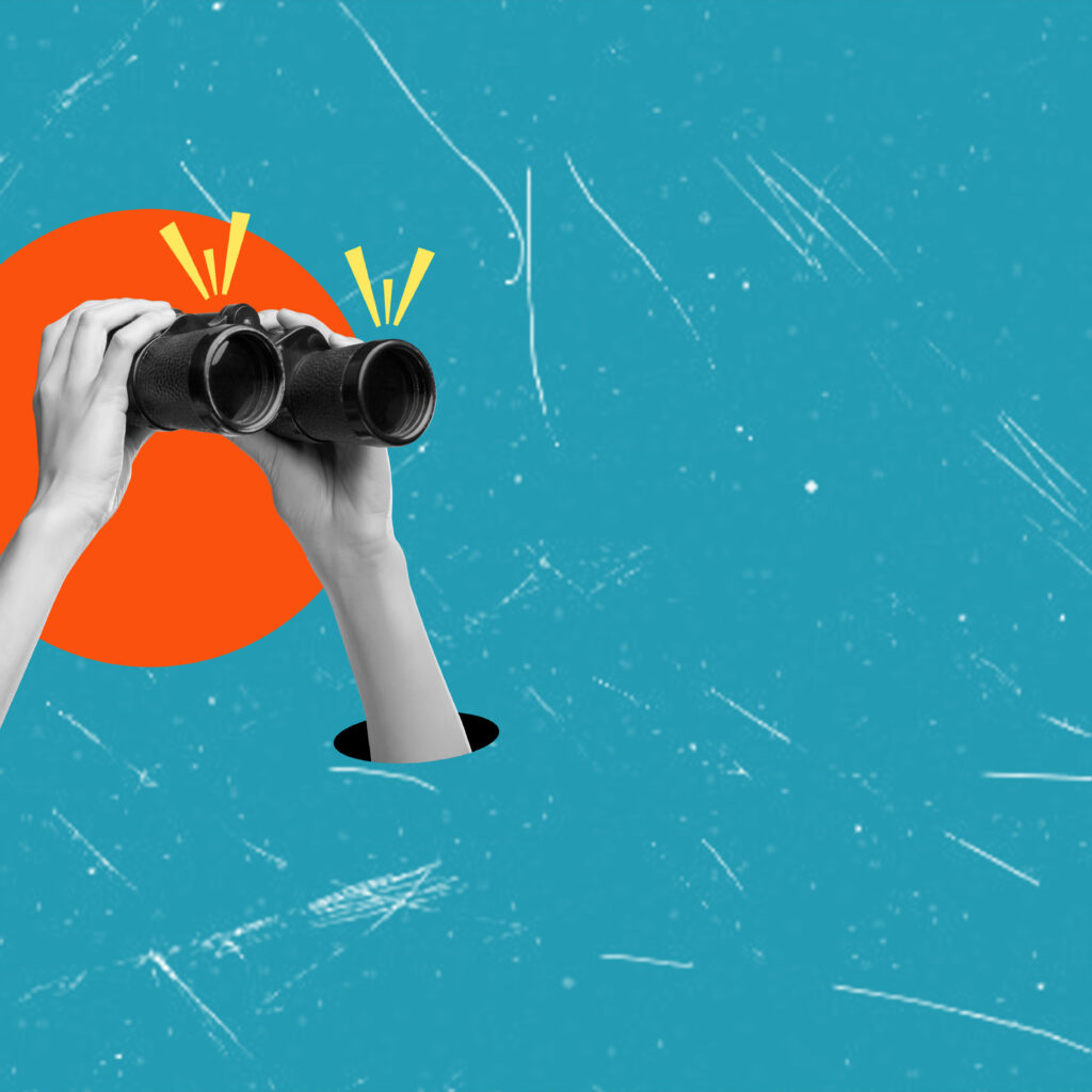 Un collage sur fond bleu, avec un disque orange, d'où sortent deux mains tenant des jumelles