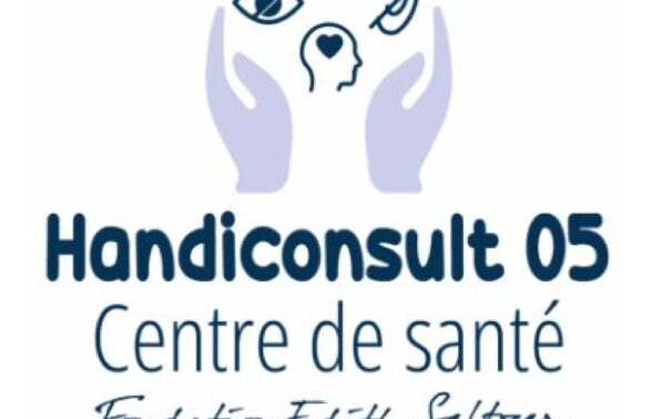 Logo Handiconsult 05, centre de santé géré par la Fondation Edith Seltzer. le logo représente des mains ouvertes, avec les logoi des différents types de handicap entre les mains.