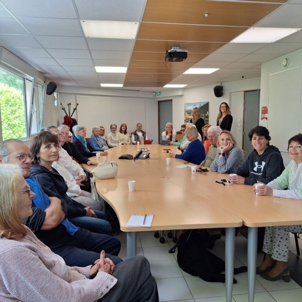 Photos des participants à la matinée du 19 mai 2026 à la MDA, organisée par le Comité départemental d'accès aux droits et l'association Alpes Regards 05.